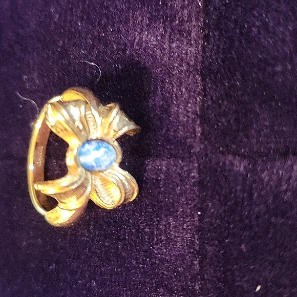 Vintage Avon Gold Bow Ring with Blue Gem - Picture 7 of 8